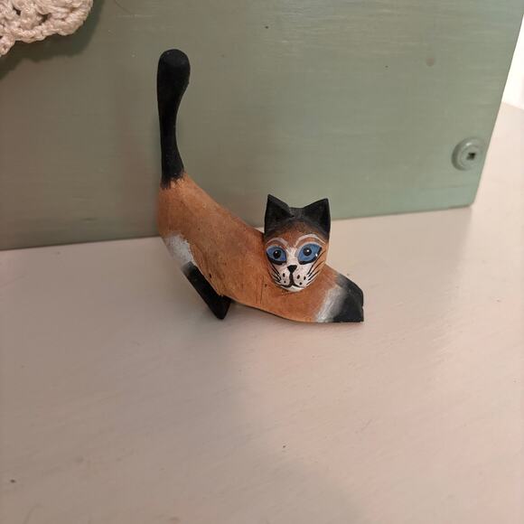 Vintage Hand Carved Wooden Cat Miniature Figurine Painted Blue Eye Folk Art Tri - Picture 3 of 3